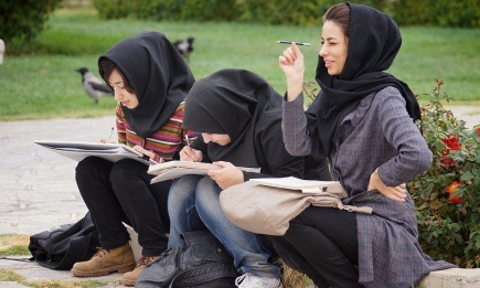 Iran day hoc sinh cach diet may bay do tham hinh anh