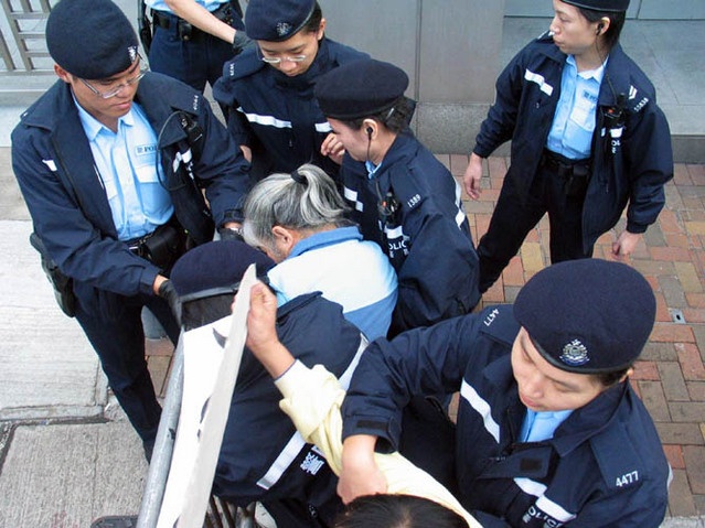 Hong Kong tran ap xa hoi den, bat hon 1.800 nguoi hinh anh