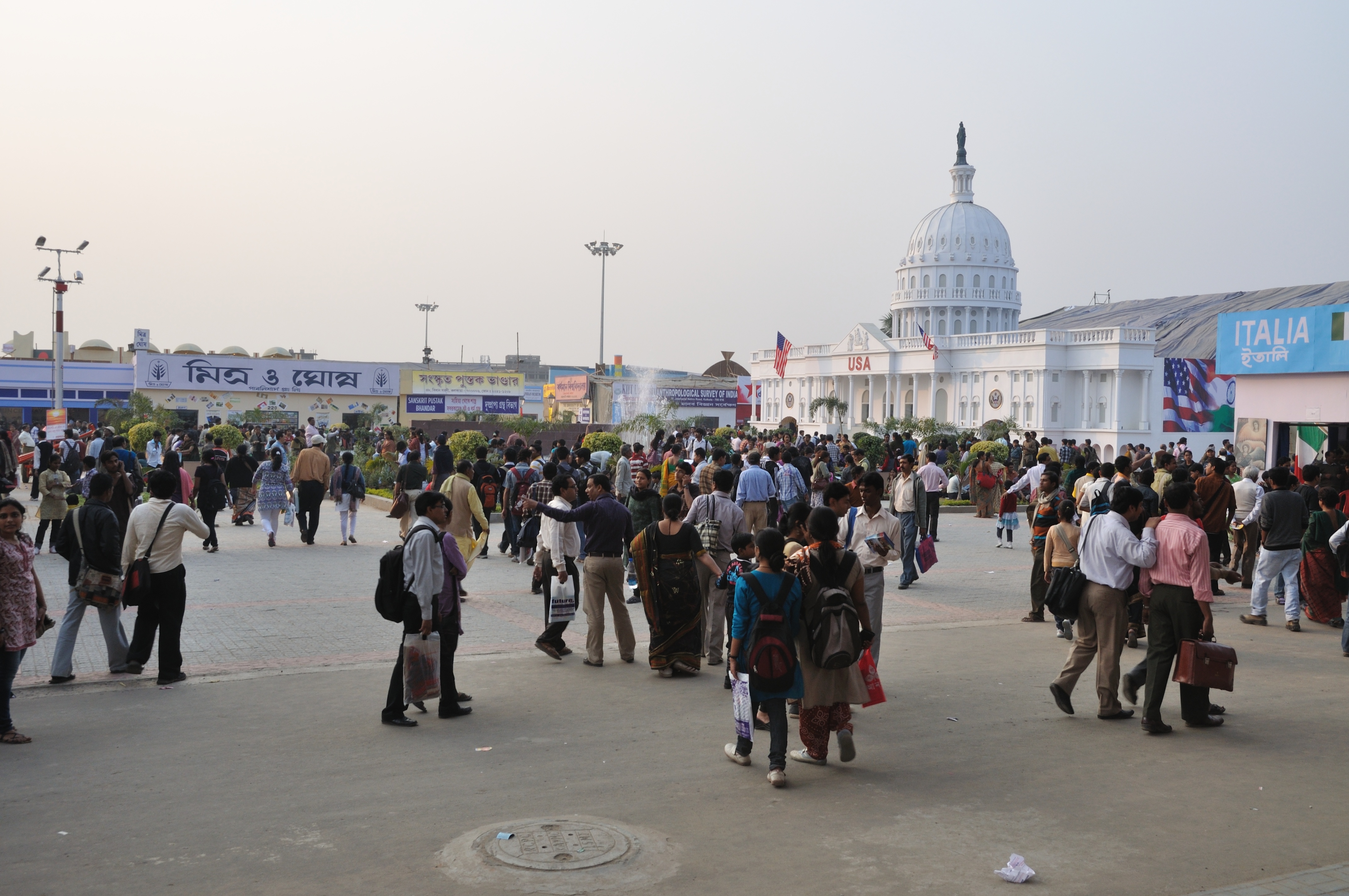 Phu nu tu sat ben duong, hang tram nguoi tho o hinh anh