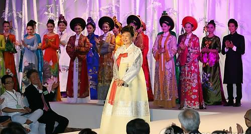 Tong thong Han Quoc 'trinh dien' thoi trang tai Ha Noi hinh anh