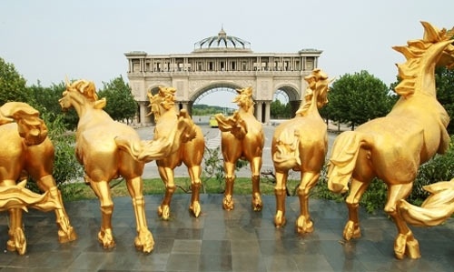 Hang nghin biet thu xa hoa khong bong nguoi hinh anh