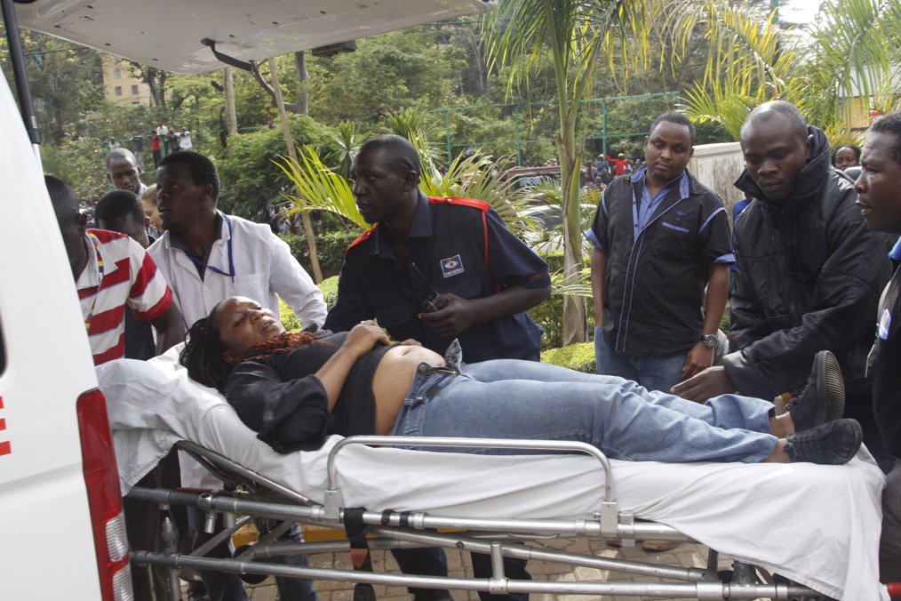 Xa sung va bat con tin trong sieu thi Kenya, 59 nguoi chet hinh anh