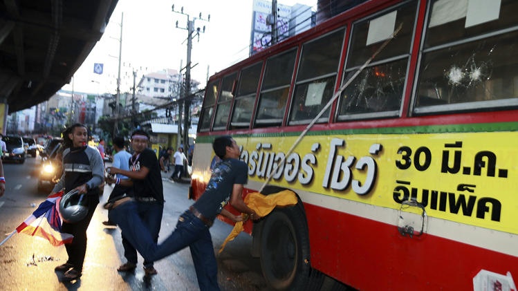 Nguoi bieu tinh Thai tan cong xe cho phe Ao do hinh anh