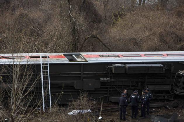 Tau hoa lao khoi duong ray tai My, 4 nguoi chet hinh anh