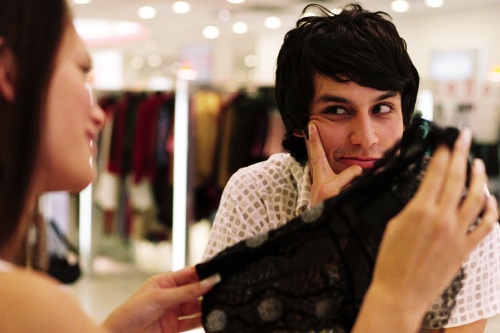 Voi dan ong, nho co ao cua vo kho nhu di giua bai min hinh anh