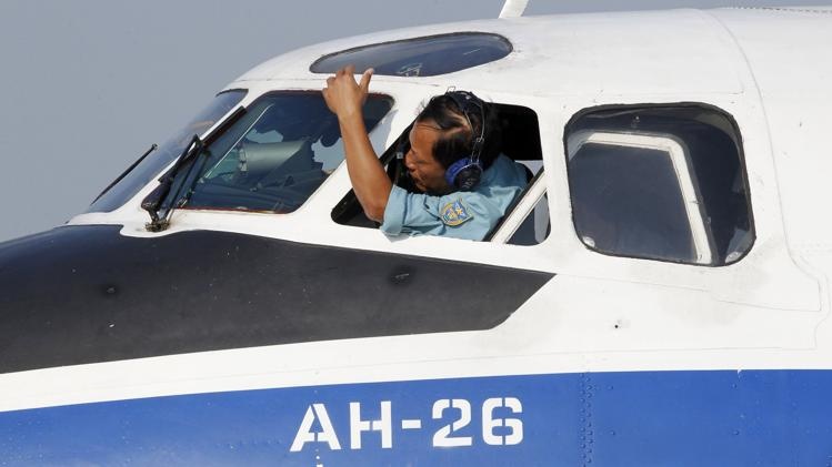 Hai khach dung ho chieu gia khong giong nguoi chau A hinh anh