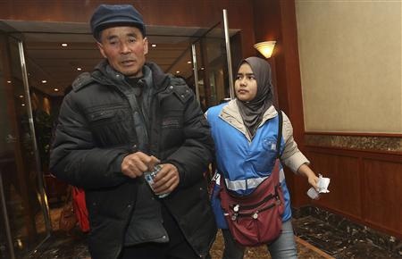 Doanh nhan Iran dat ve cho hai hanh khach dung ho chieu gia hinh anh