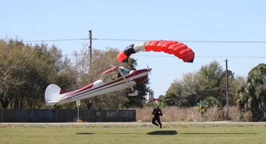 May bay dam trung nguoi nhay du hinh anh