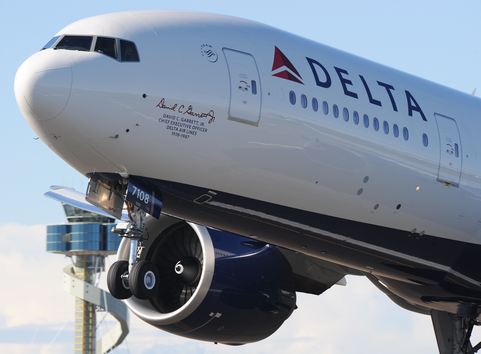 May bay ha canh khan cap vi vo chong cai va hinh anh