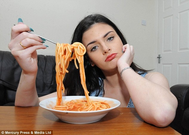 Thieu nu xinh dep chi an duoc my spaghettti dong hop hinh anh