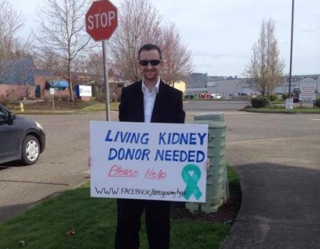 Ra duong de xin than cua nguoi khac hinh anh