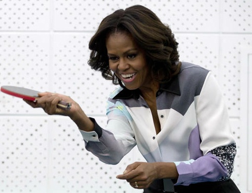 Ba Obama viet thu phap, danh bong ban o Trung Quoc hinh anh