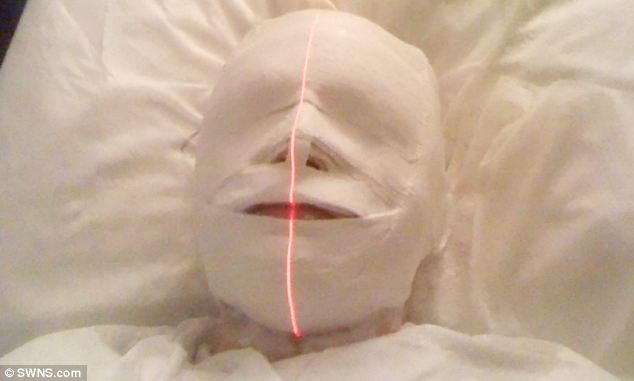 Bac si chan doan nham khien thanh nien giong xac uop hinh anh