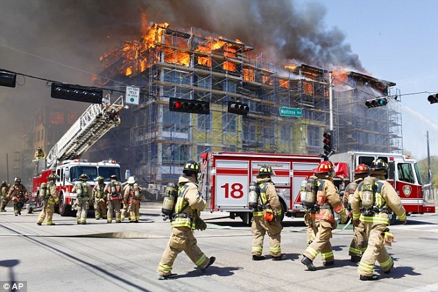 Lua lam sap toa nha trong 20 phut hinh anh