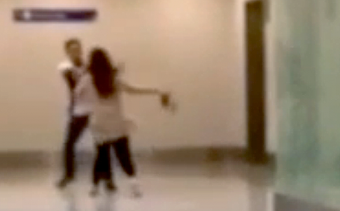 Nhan vien xuat nhap canh Philippines tat phu nu Trung Quoc hinh anh