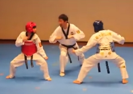 Hai vo si so dau trong tran dau vo hinh anh