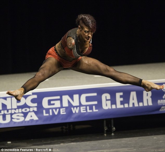 Mat hai tay van tro thanh van dong vien the hinh hinh anh