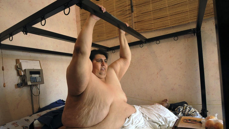 Can cau dua nguoi dan ong nang gan 400 kg toi benh vien hinh anh