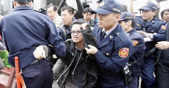 Trong can sa ngay gan don canh sat hinh anh