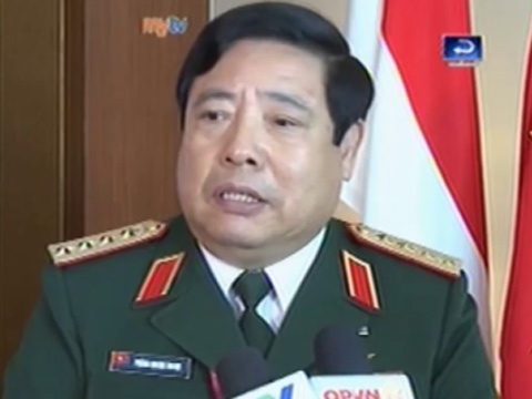 VTV: Bo truong Quoc phong Phung Quang Thanh tra loi bao gioi hinh anh