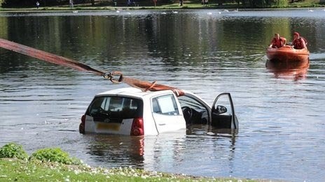 Cho dua xe xuong ho vi qua phan khich hinh anh