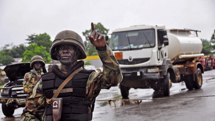 Nhan vien y te bo viec, benh vien dong cua vi dich Ebola hinh anh