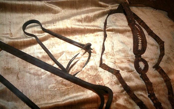 Các dụng cụ dành cho việc cưa xẻ ngực. Ảnh: blogspot.com