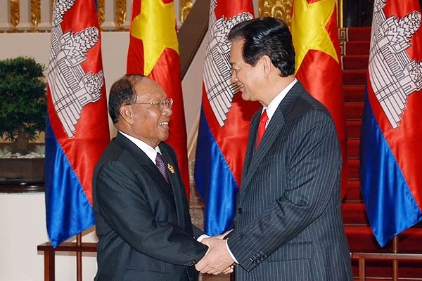 Campuchia xu ly doi tuong qua khich dot quoc ky VN hinh anh