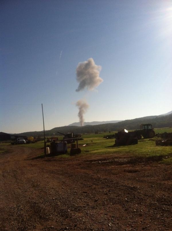 Khói bốc lên từ vị trí phi cơ F-15 rơi hôm 27/9. Ảnh: Twitter