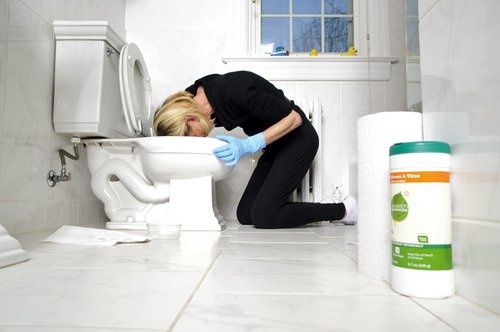 Em lau san toilet bang ao cua anh hinh anh