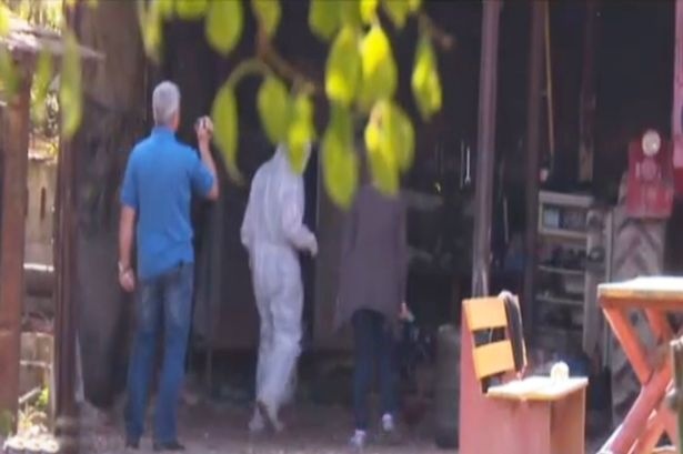 Nhân viên điều tra tới nhà của Alexandra Olaru hôm 14/10. Ảnh: CEN