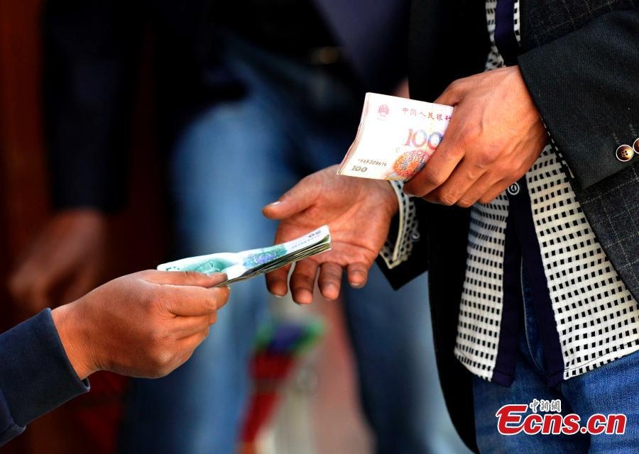 Khách mua đông trùng hạ thảo trong cửa hàng.