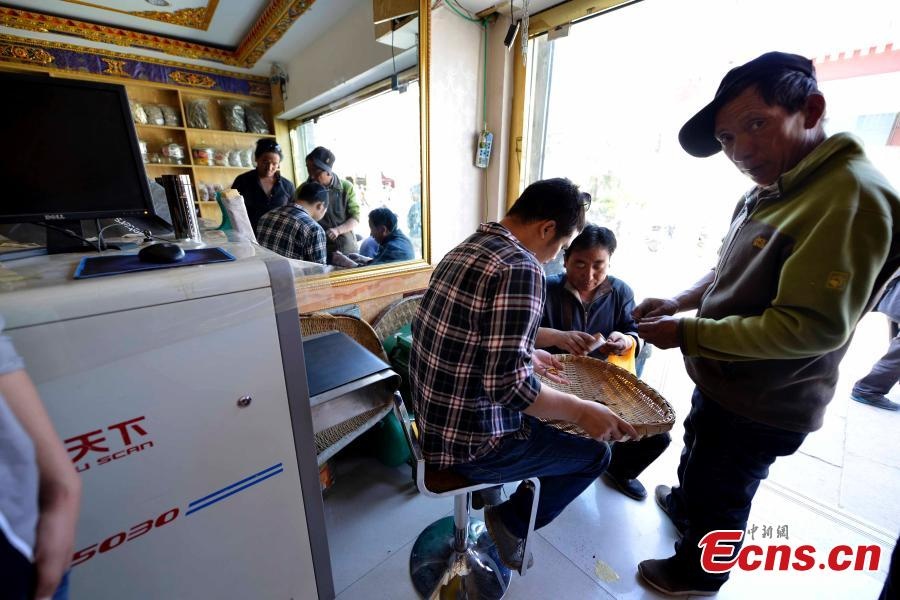 Nhiều cửa hàng dùng máy quét 