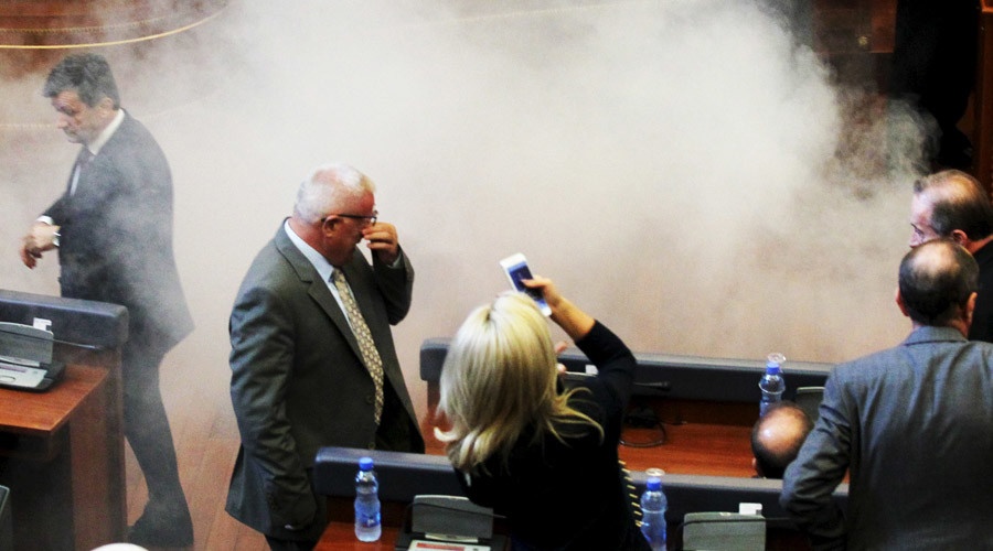 Phien hop Quoc hoi Kosovo nao loan vi hoi cay hinh anh