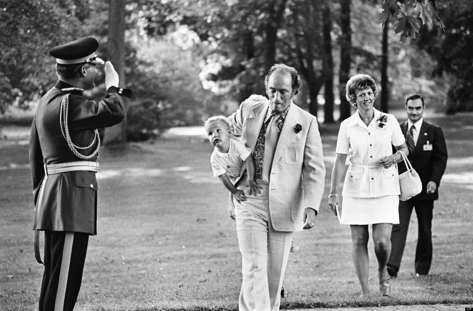 Cố thủ tướng Pierre Trudeau bế con trai cả Justin