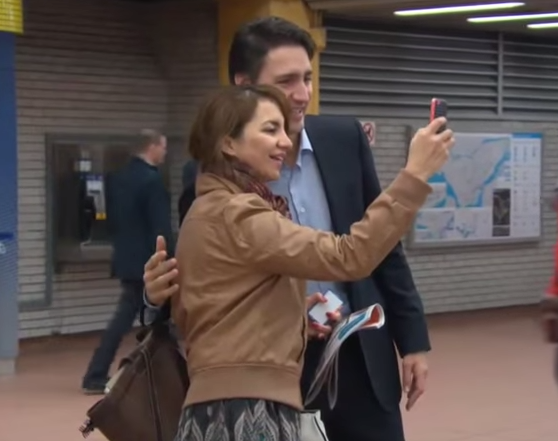 Ong Justin Trudeau bat tay, noi chuyen voi dan o ga tau dien ngam hinh anh