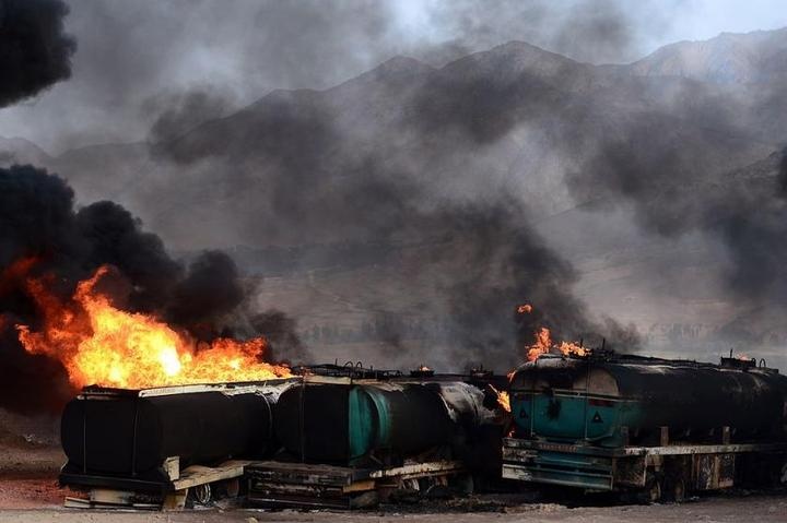 Các xe tải chở dầu của IS tại Syria cháy sau một cuộc không kích của Mỹ trong tháng 11. Ảnh: The New York Times