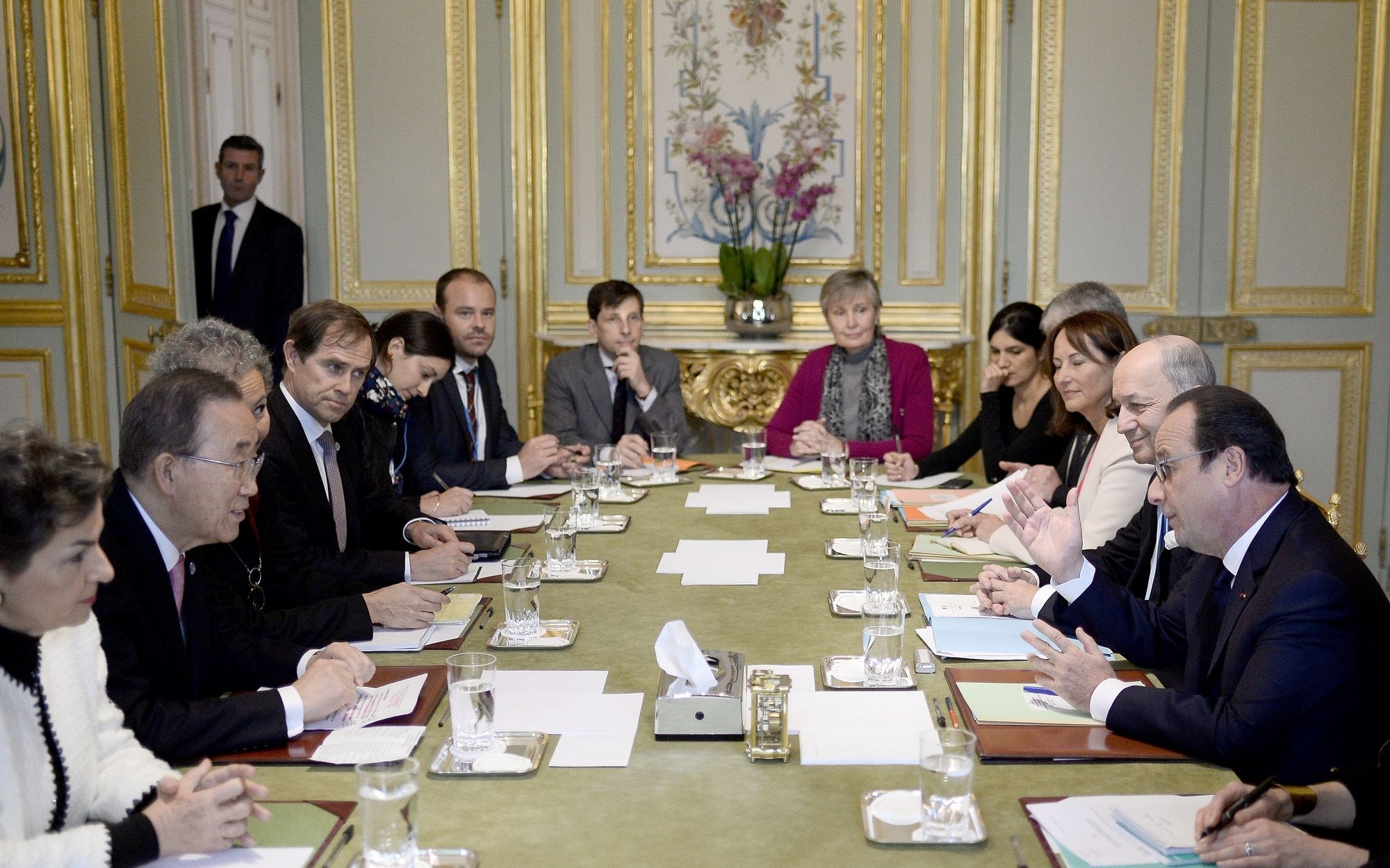 Hoi nghi khi hau van cang truoc gio be mac hinh anh