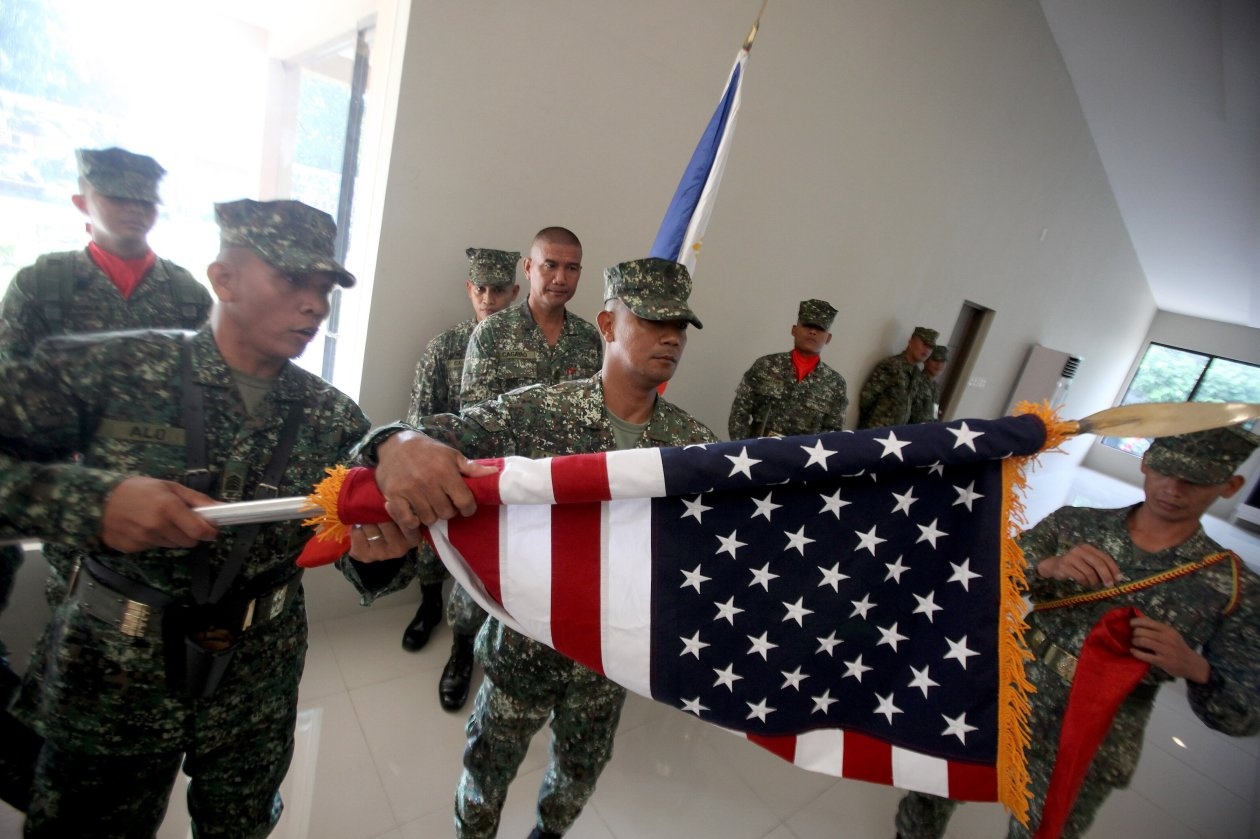 My chuyen 77 xe boc thep cu cho Philippines hinh anh