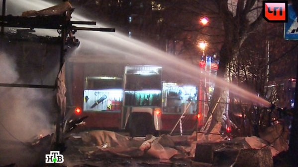 Lực lượng cứu hỏa dập lửa tại bệnh viện thần kinh trong làng