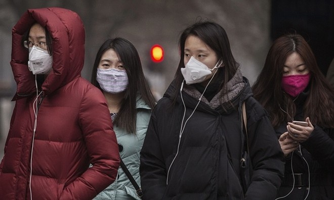 Khẩu trang trở thành vật bất ly thân của nhiều người Trung Quốc mỗi khi họ bước ra khỏi nhà. Ảnh