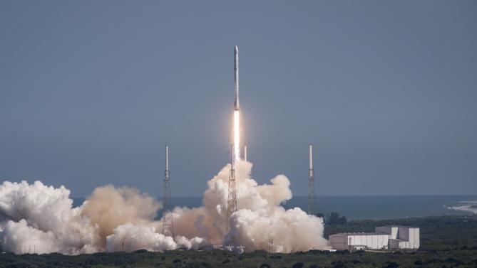Ten lua SpaceX ha canh lich su xuong dia cau hinh anh
