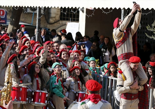 The gioi tung bung don Giang sinh hinh anh