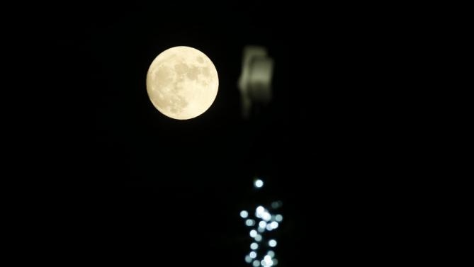 Trăng tròn trong một ảnh 