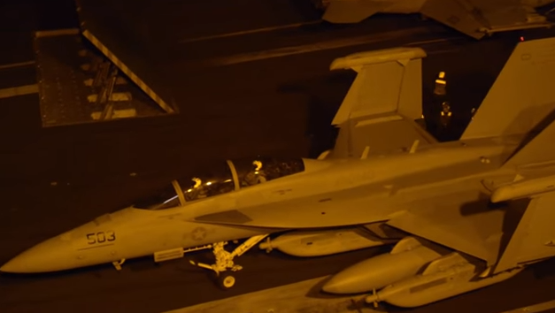 Phi co My xuat kich tu tau san bay trong dem de diet IS hinh anh