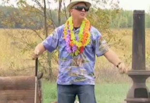 Nguoi mu buoc vao ngoi nha chay hinh anh