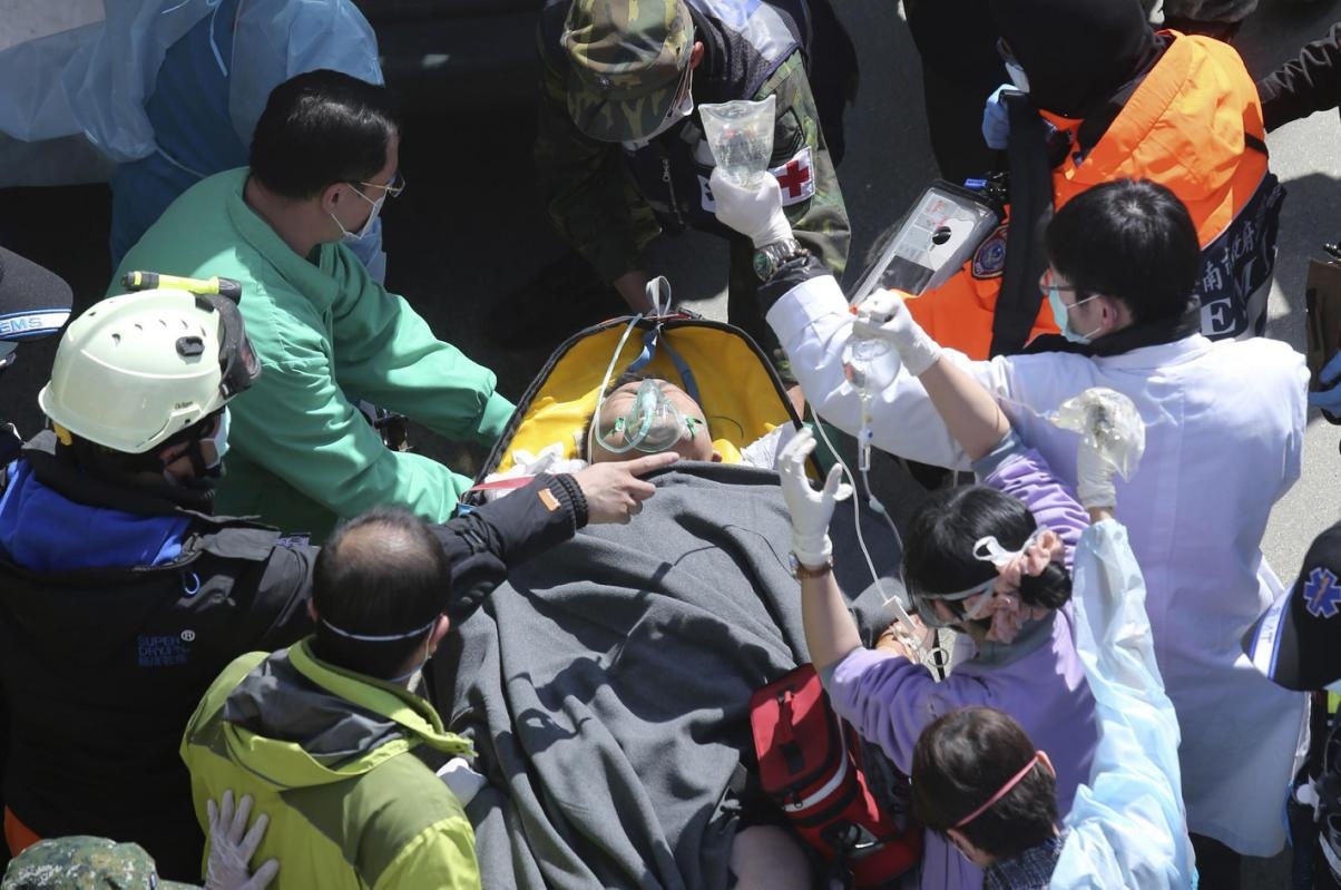 Chuyen cua nguoi song sot trong toa nha sap o Dai Loan hinh anh