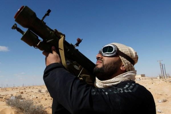 Chien binh Syria ban be phong ten lua tren Facebook hinh anh