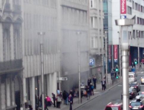 No lon o Bi gan tru so EU, 20 nguoi thiet mang hinh anh