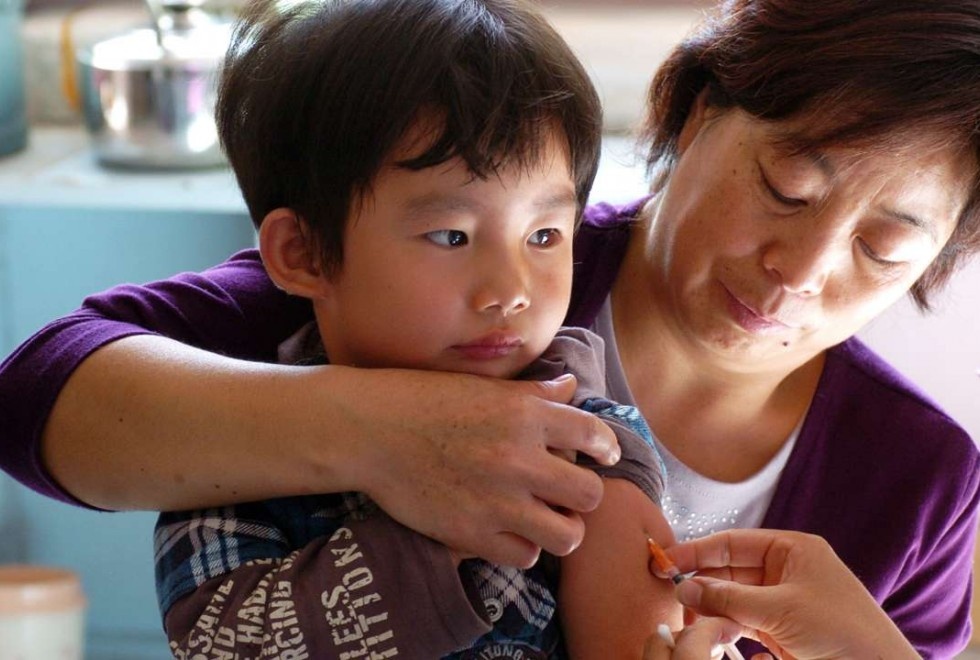 Cha me dua con di bieu tinh sau be boi vaccine o Trung Quoc hinh anh